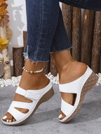 Zelinda – Eleganckie sandały na koturnie z paskiem