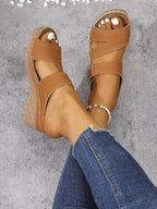 Zelinda – Eleganckie sandały na koturnie z paskiem