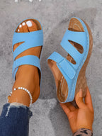 Zelinda – Eleganckie sandały na koturnie z paskiem