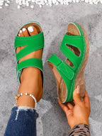 Zelinda – Eleganckie sandały na koturnie z paskiem