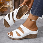 Zelinda – Eleganckie sandały na koturnie z paskiem